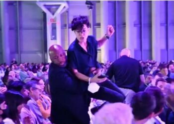 متظاهرون يقتحمون مؤتمرًا لـ”أمازون” احتجاجًا على توقيعها عقدًا مع الاحتلال 