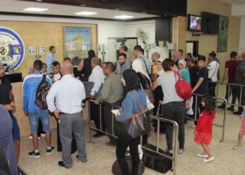 كرامة الفلسطينين تمتهن عبر معبر  الكرامة