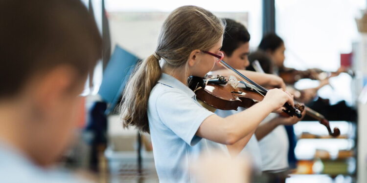 دراسة تكشف عن فائدة جديدة لتعلم الموسيقى في الصغر