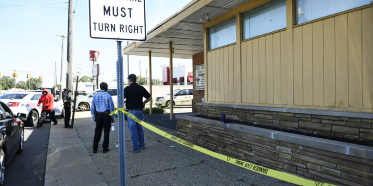 الشرطة تطارد مسلحا في ديترويت قتل 3 أشخاص بشكل "عشوائي"