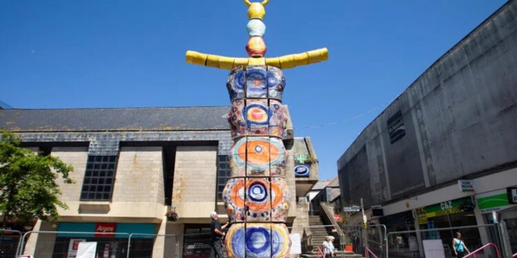 أطول تمثال من السيراميك في العالم يثير جدلا ببريطانيا.. فما قصته؟