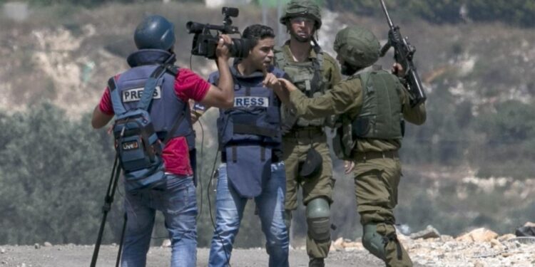 WAFA records 21 Israeli violations against Palestinian journalists