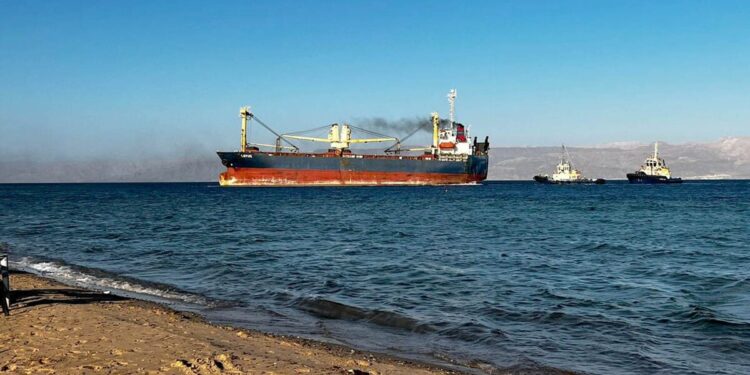 جنوح سفينة على شواطئ العقبة الأردنية.. وتحويل القضية للمدعي العام