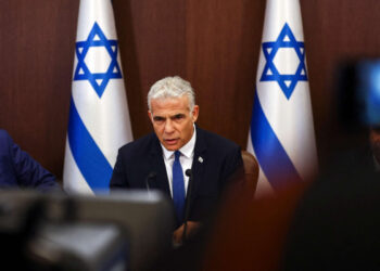 لبيد يكشف عن شرط زيادة تصاريح عمال غزة