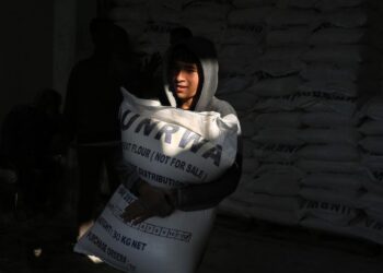 الاقتصاد: ستنخفض أسعار النفط والدقيق في فلسطين خلال الأيام المقبلة