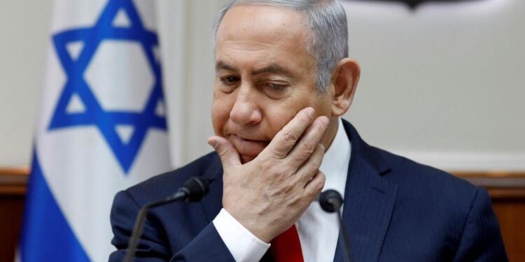 موقع عبري: كشف كاميرا سرية وضعها نتنياهو خلال لقائه بوفدٍ أميركي