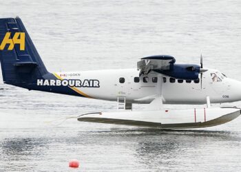 One dead, nine missing in small plane crash in Washington