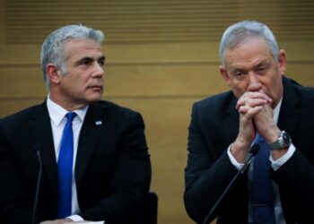 لبيد وغانتس: لن يملي أحد علينا تعليمات إطلاق النار