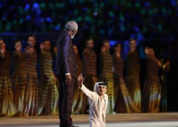 Un jeune qatari détourne l’œil à l’ouverture de la Coupe du monde 12 Un jeune qatari détourne l’œil à l’ouverture de la Coupe du monde