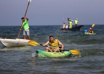 فلسطينيون ذوي إعاقة يمارسون رياضة التجديف على شاطئ بحر غزة