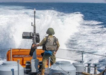 زوارق الاحتلال تستهدف مراكب الصيادين بالرصاص في عرض البحر شمال القطاع