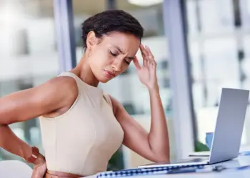 الجلوس الخاطئ.. من العادات السيئة تجنبها في هذا العمر