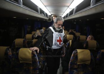 أهالي أسرى قطاع غزة يتوجهون لزيارة  أبنائهم في سجن بئر السبع