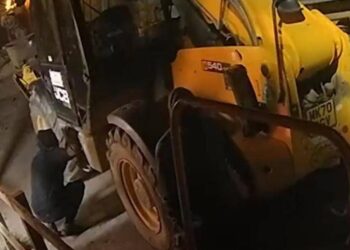 طريقة غريبة للسرقة.. جرافة تقتحم ماكينة صراف آلي