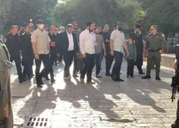 عشرات المستوطنين يقتحمون المسجد الأقصى منذ صباح اليوم