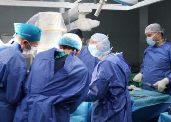 وفد طبي أمريكي يختتم اليوم زيارته لغزة بعد إجراء سلسلة من العمليات الجراحية في العظام