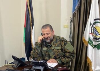 قناة عبرية: توضح لماذا ظهر “العاروري” باللباس العسكري..!