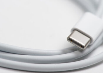 تقرير: آبل قد تقيد سرعة النقل عبر كابلات آيفون 15