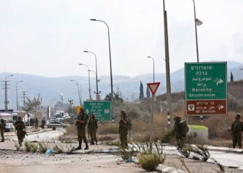 قوات الاحتلال تستولي على “مضخة باطون” في الخليل