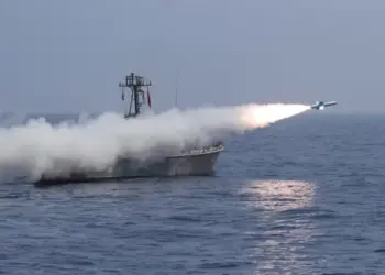 القوات الإيرانية تكشف عن سفن مزودة بصواريخ يصل مداها 600 كيلومتر