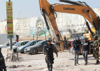 الاحتلال يستولي على رافعة