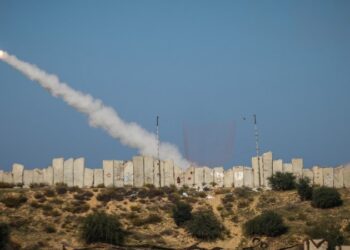 المقاومة تجري تجربة صاروخية في غزة