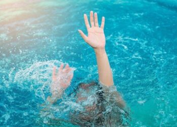 بالصور :وفاة شاب غرقاً في بحر السودانية من سكان معسكر جباليا