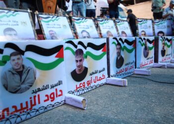 بالصور : “ليسوا أرقاماً”، فعالية شارك بها عشرات” الفلسطيينين مطالبين بالإفراج عن جثامين الأسرى المحتجزة لدى الإحتلال.