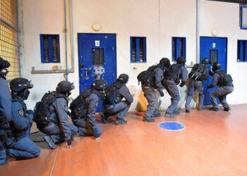 وحدات القمع الإسرائيلي تقتحم غرف الأسرى في سجن “رامون”