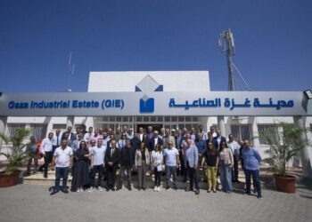 وفد اقتصادي كبير من الضفة الغربية يزور مدينة غزة الصناعية