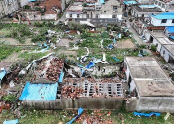 مقتل 10 أشخاص وإجلاء المئات إثر زوبعة ضربت شرق الصين