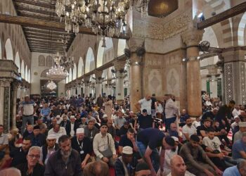 بالصور: الآلاف يؤدون صلاة الفجر في المسجد الأقصى
