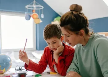 3 أشياء يجب عليك القيام بها لتحسين الأداء الأكاديمي عند الطفل