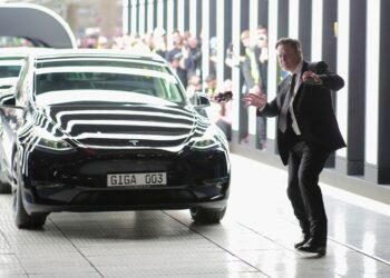 أرباح تسلا تهوي إلى 1.8 مليار دولار في الربع الثاني