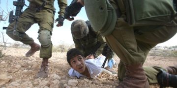 الاحتلال يشن حملة مداهمات بمدن وبلدات الضفة ويعتقل مواطنين 1 إصابة طفلين في اقتحام جيش الاحتلال مخيما في نابلس