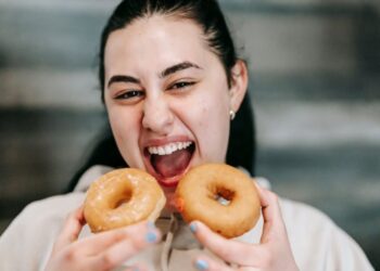 الغذاء وتحسين المزاج.. عندما يصبح الطعام صديقك في وقت الضيق