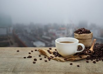 القهوة الباردة أم الساخنة.. أيهما تنشطك وتساعد في تحسين مزاجك؟