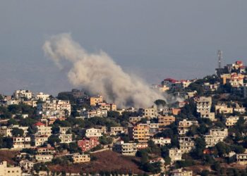 حزب الله يطلق عشرات الصواريخ بعد مقتل اثنين من عناصره