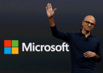 كيف كسب رئيس مايكروسوفت الرهان على الذكاء الاصطناعي؟