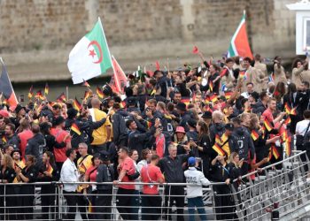 ورود في نهر السين.. وفد الجزائر الأولمبي يكرم ضحايا “مجزرة باريس”