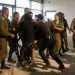 متطرفون يقتحمون محكمة إسرائيلية ولبيد يتحدث عن "انقلاب" في سدي تيمان 97 متطرفون يقتحمون محكمة إسرائيلية ولبيد يتحدث عن “انقلاب” في سدي تيمان