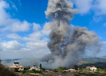 حزب الله يستأنف قصف إسرائيل ومقتل سوريين بغارة على جنوب لبنان