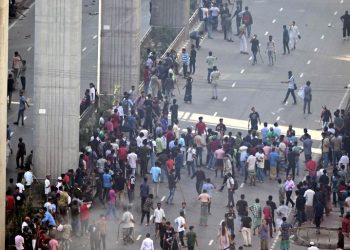 عشرات القتلى في اشتباكات ببنغلاديش والحكومة تعلن حظر التجول