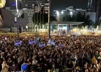 المتظاهرون يرفعون لافتات كتب عليها “أبرموا صفقة أو استقيلوا”