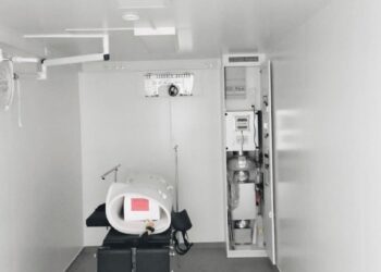 إدخال غرفة عمليات متنقلة للمستشفى الميداني في دير البلح