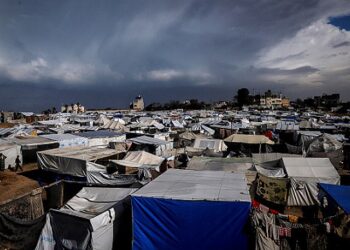 شخصيات فلسطينية تطالب الرئيس عباس بالإعلان عن تحمل السلطة كافة مسؤولياتها في غزة