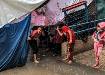 نواب إسرائيليون يطالبون بتدمير جميع مصادر الطاقة والغذاء بغزة