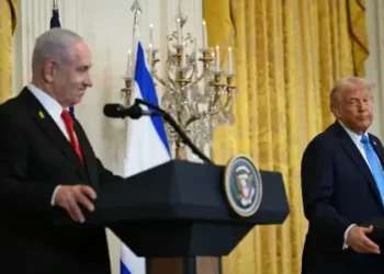 “يديعوت”: ترامب قد يطلب من نتنياهو إنهاء الحرب في غزة قريباً