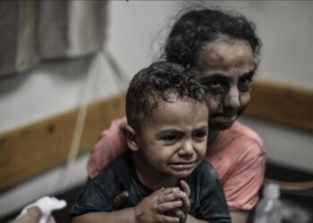 جراحة بريطانية: لم أر في حياتي إصابات كما في غزة!