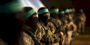 حماس تكسر العزلة السياسية بحوار مباشر مع واشنطن: ماذا بعد الإفراج عن ألكسندر؟